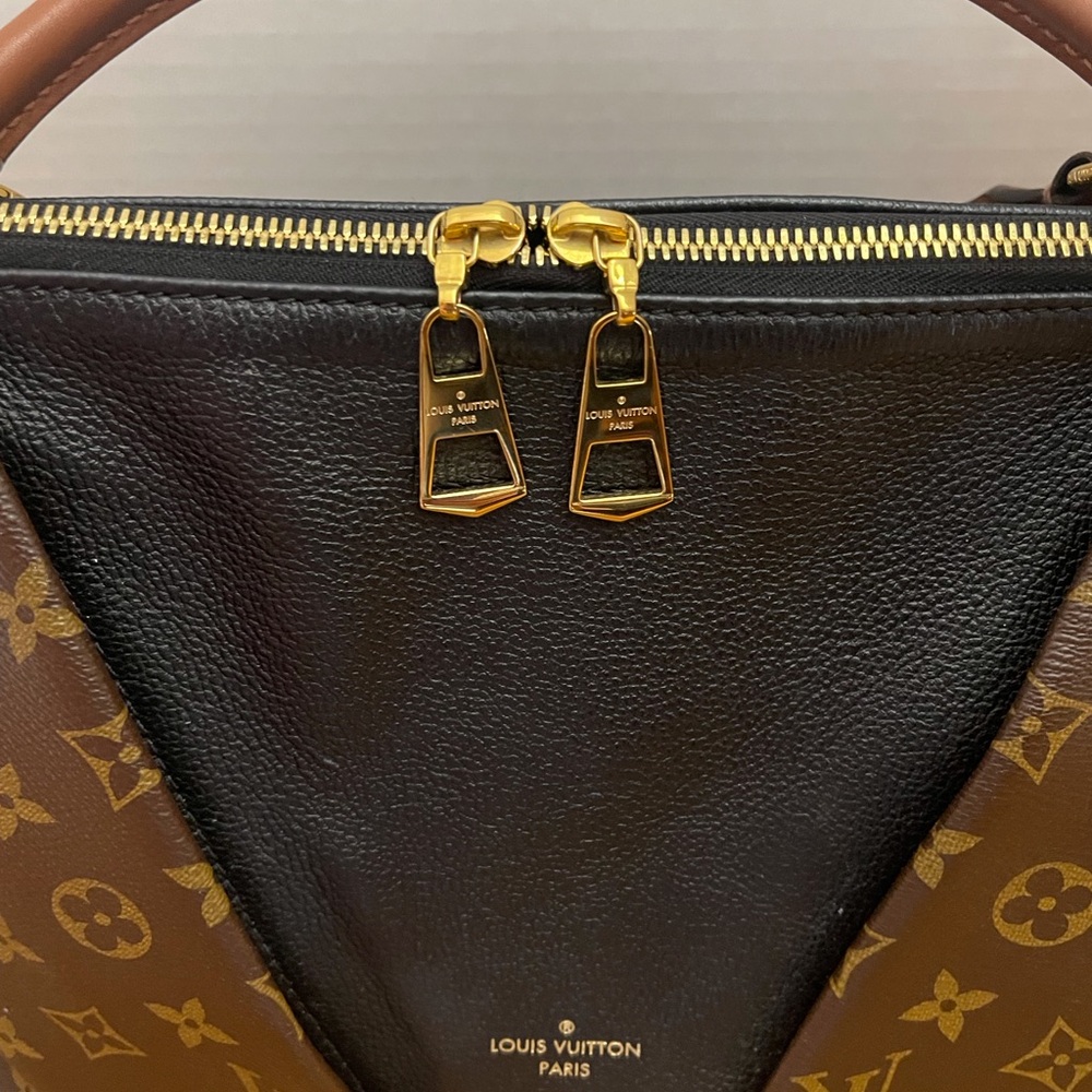 Louis Vuitton Monogram V Monogram V Tote MM Shouler Bag - Picture 9 of 9